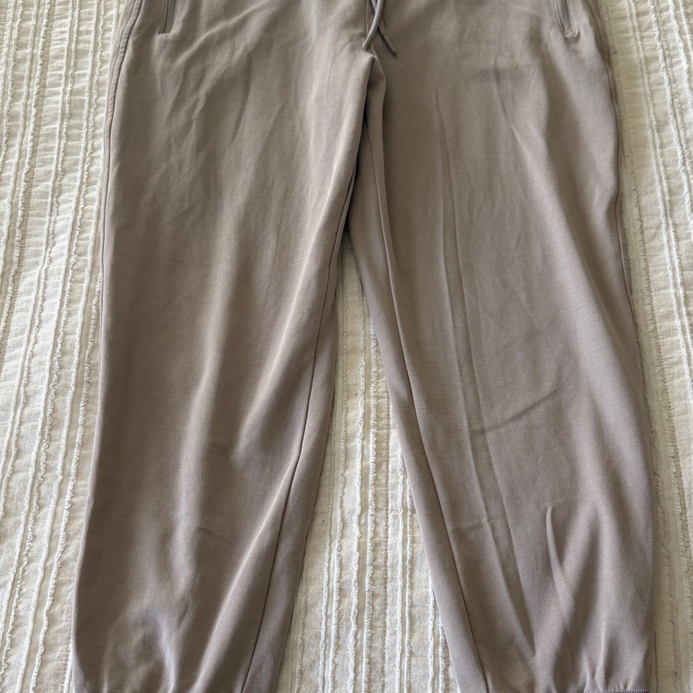 Old Navy Women’s High-Rise Jogger in Taupe